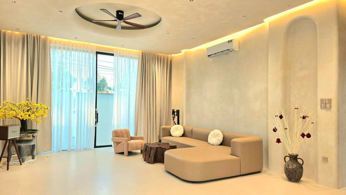 Phòng khách biệt thự tông màu be ấm